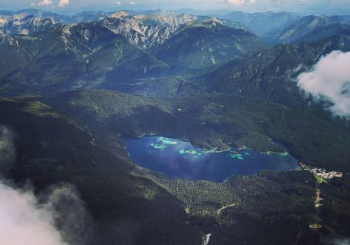 Blick von der Zugspitze auf den Eibsee